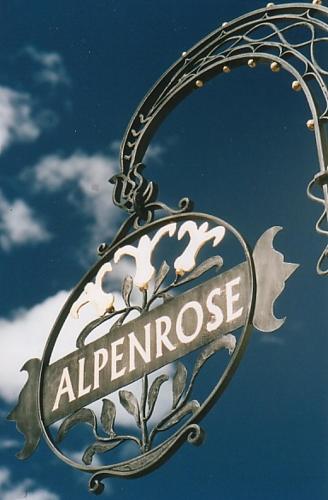 a sign for an entrance to an air freshener at Garni Alpenrose - Grusaida in Scuol