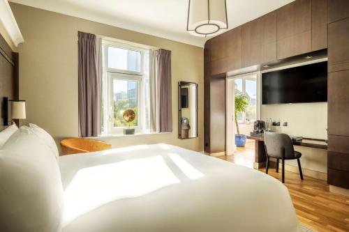 DoubleTree By Hilton Brussels Cityにあるベッド