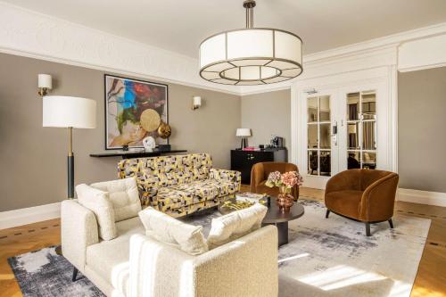 DoubleTree By Hilton Brussels Cityにあるシーティングエリア