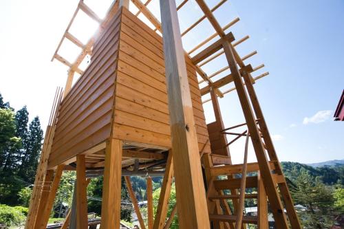 una casa del árbol siendo construida con una escalera en Open-air bath in the sky Yomogi House - Vacation STAY 93125v, en Tokamachi