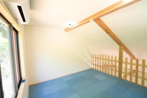 Pokój na poddaszu z niebieską podłogą wyłożoną kafelkami w obiekcie Open-air bath in the sky Yomogi House - Vacation STAY 93125v w mieście Tokamachi