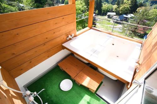widok z wnętrza domku w obiekcie Open-air bath in the sky Yomogi House - Vacation STAY 93125v w mieście Tokamachi