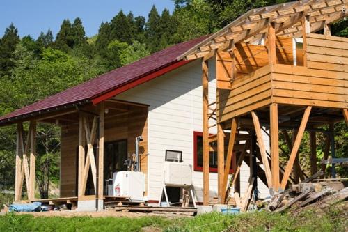 una casa construida con techo de madera en Open-air bath in the sky Yomogi House - Vacation STAY 93125v, en Tokamachi