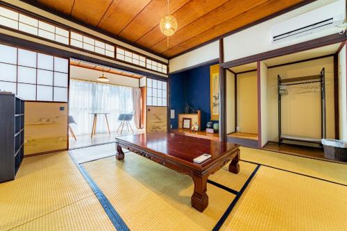 salon ze stołem w środku w obiekcie CoCoSakura - Vacation STAY 94917v w mieście Miyanoshita