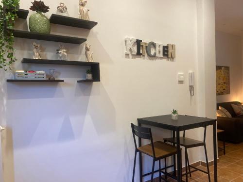Casa Sofia Lissone في ليسّوني: غرفة طعام مع طاولة وكرسيين