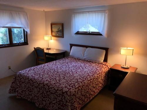 Postel nebo postele na pokoji v ubytování Plantation Motel