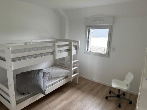 1 dormitorio con 2 literas, escritorio y silla en Nouveau! Maison avec Jacuzzi 1-8 pers à 10 mn de st Malo, en Saint-Méloir-des-Ondes
