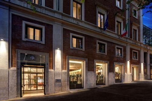 een groot bakstenen gebouw met veel ramen bij DoubleTree By Hilton Rome Monti in Rome