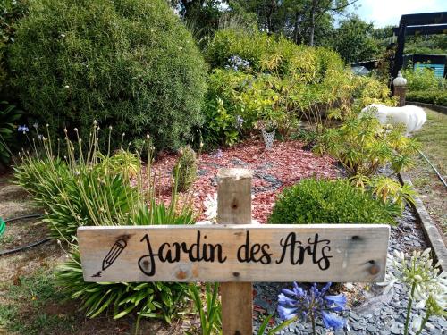 a sign that reads garden does not fit at Le Rocher du Samoyède in Dirinon