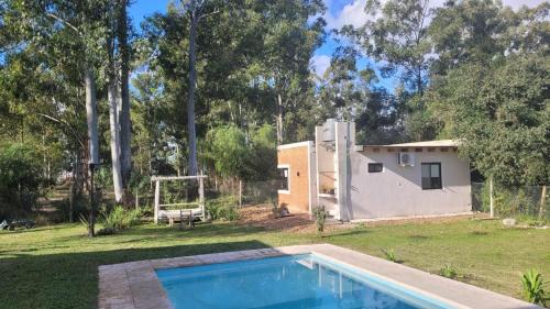 una casa con piscina en el patio en La Pituca del Monte en Federación