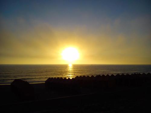 a sunset over the ocean with the sun in the sky at Casa De Luxo em Esposende in Esposende