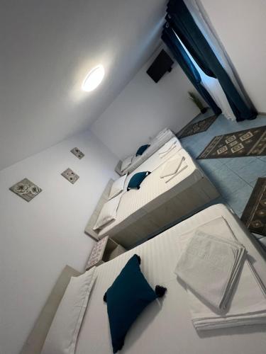 two twin beds in a small room with at La Olteanu in Brăila