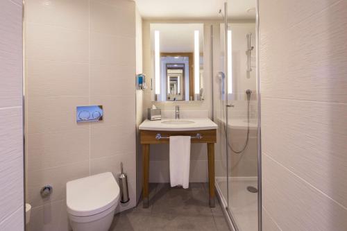 La salle de bains est pourvue de toilettes, d'un lavabo et d'une douche. dans l'établissement Hampton by Hilton Istanbul Kurtkoy, à Istanbul