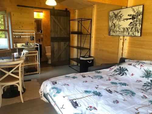 CourcellesにあるTiny House Close to Brussels South Charleroi Airportのベッドルーム1室(ベッド1台、デスク付)
