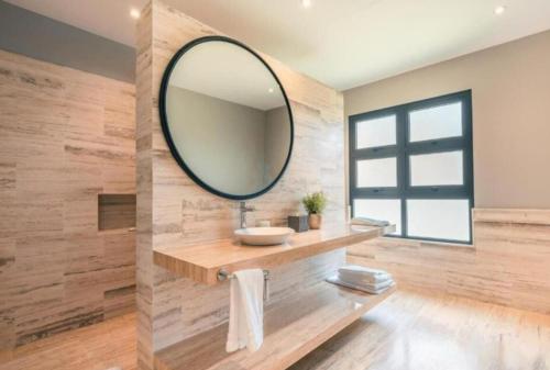 een badkamer met een grote spiegel aan de muur bij Sunny Vacation Villa No 73 in San Rafael del Yuma