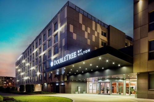 un edificio con un cartel en el costado en DoubleTree by Hilton Krakow Hotel & Convention Center en Cracovia