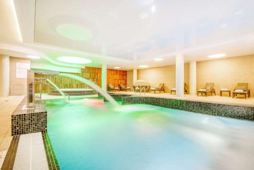 Bazén v ubytování DoubleTree by Hilton Krakow Hotel & Convention Center nebo v jeho okolí