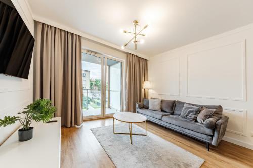 盧布林的住宿－Aparthotel Plac Litewski Premium，客厅配有沙发和桌子