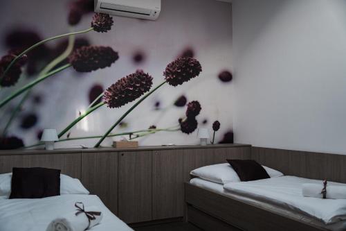 Una cama o camas en una habitación de Penzion u Hošků
