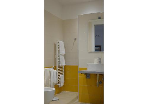 y baño con lavabo y espejo. en Corte Monfardina, en Adria