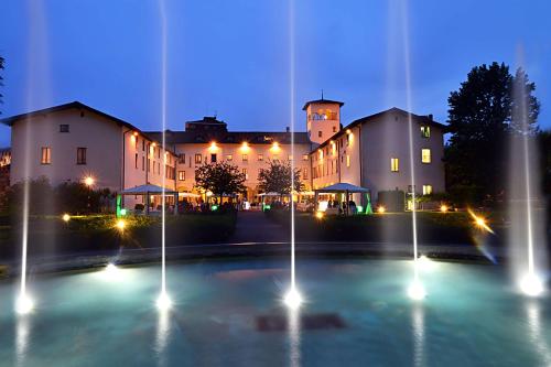 fontanna wodna przed budynkiem w nocy w obiekcie Grand Hotel Villa Torretta, Curio Collection by Hilton w mieście Sesto San Giovanni