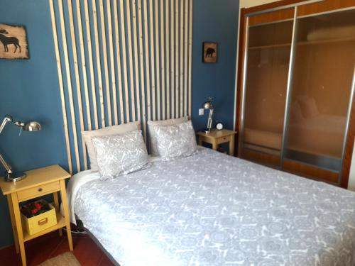 una camera con un letto con due cuscini sopra di MSHomes Corcovada ad Albufeira