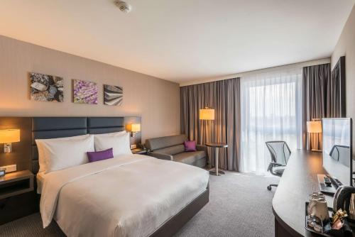 Giường trong phòng chung tại Hilton Garden Inn Munich City West