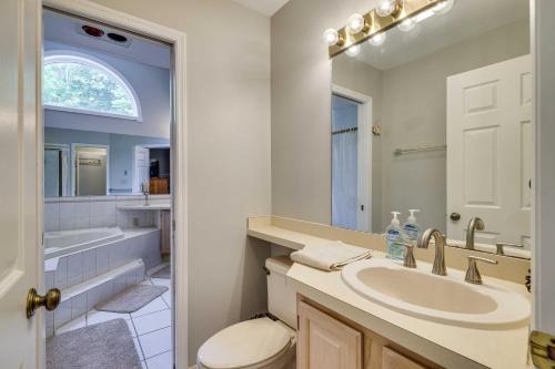 ein Badezimmer mit einem Waschbecken, einem WC und einem Spiegel in der Unterkunft Lake Harmony Vacation Rental with Deck Less Than 1 Mi to Ski in Lake Harmony