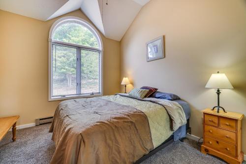een slaapkamer met een bed en een raam bij Lake Harmony Home about half Mi to Big Boulder Mountain in Lake Harmony