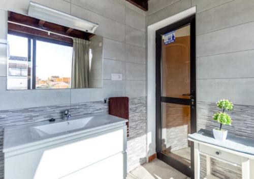 CASA RODO, ideal remote work, relaxing, pool and surfing