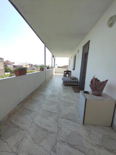 a balcony with a tile floor and white walls at Guesthouse Ed&Er in Geghanist