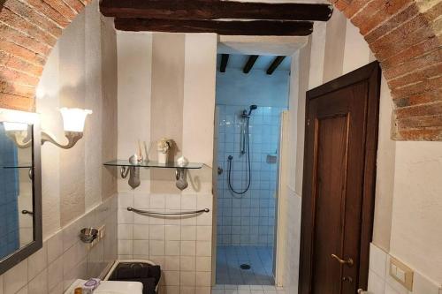 une salle de bains avec douche, toilettes et lavabo dans l'établissement Lindo Apartamento no coração do Chianti!, à Castellina in Chianti