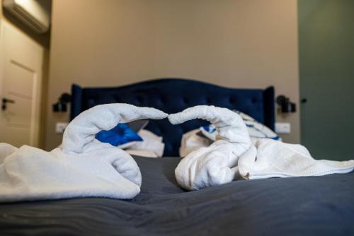 a bed with white towels on top of it at La Familia TYBURA in Uniejow
