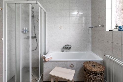 y baño con bañera y ducha. en Túnfífill Guesthouse - free hot tub and sauna, cozy and quiet, en Hvammstangi