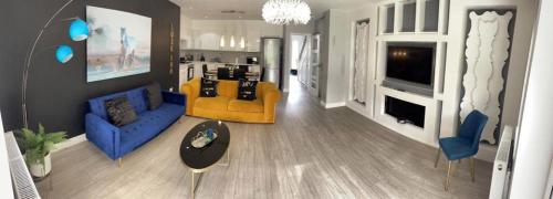 O zonă de relaxare la Luxury, 4 Bedroom House, FREE Parking, Borehamwood