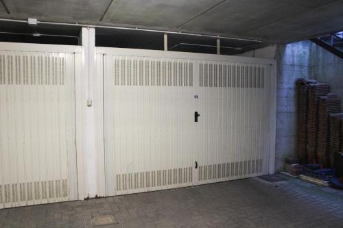 un paio di porte bianche per il garage in una stanza di La Suite dell'Artista LUXURY ART SUITE a Stresa