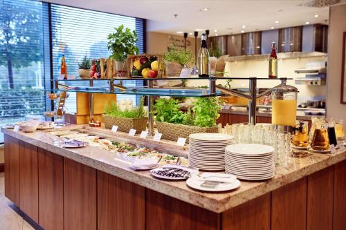 un mostrador de restaurante con platos de comida. en Hilton Garden Inn Rzeszów, en Rzeszów