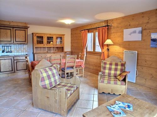 Il comprend une cuisine et un salon avec des chaises et une table. dans l'établissement Lucada Les Carroz, aux Carroz d'Arâches