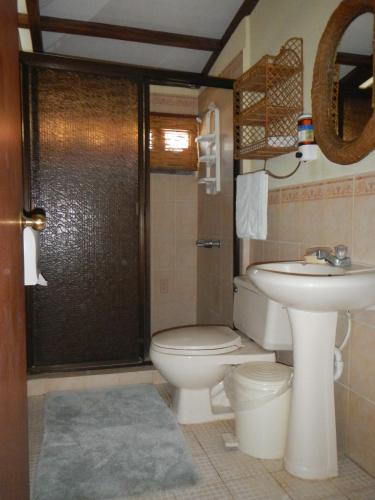 un bagno con un water e un lavandino di Punta Roca Surf Resort a La Libertad