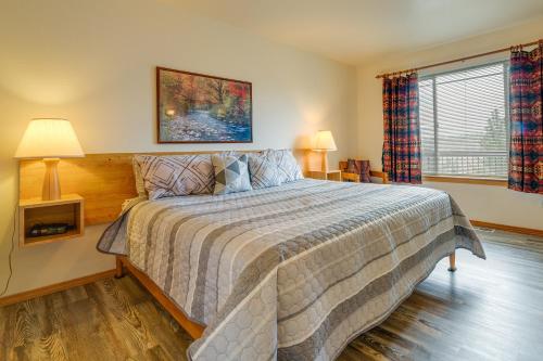 una camera da letto con un letto grande e una finestra di Resort-Style Klamath Falls Home, Golf Course View! a Klamath Falls