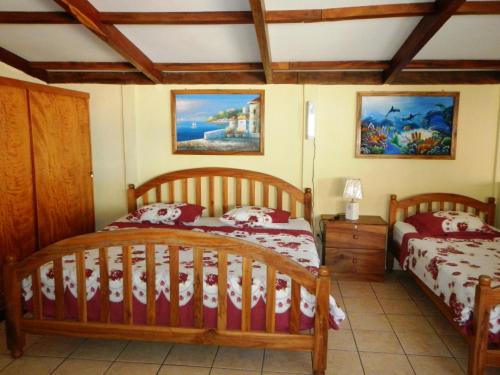 Tempat tidur dalam kamar di Punta Roca Surf Resort