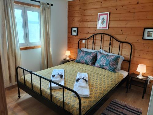 ein Schlafzimmer mit einem Bett mit zwei Schuhen drauf in der Unterkunft Sintra Escape in Sintra