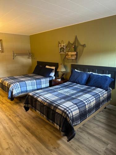 2 camas en una habitación con en Sportsman's Lodge en Fairfield Bay