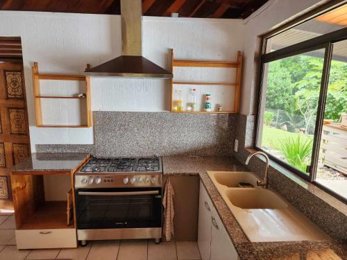 Una cocina o kitchenette en Appartements au cœur de Maharepa