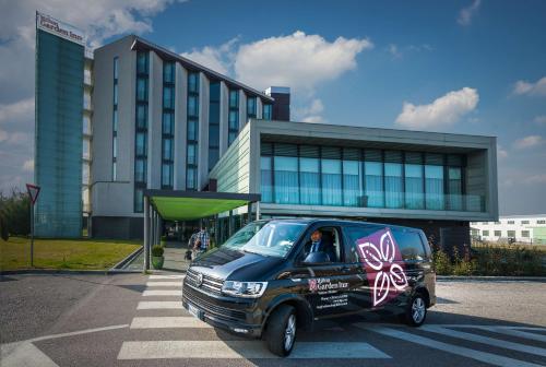 czarny van zaparkowany przed budynkiem w obiekcie Hilton Garden Inn Venice Mestre w Mestre