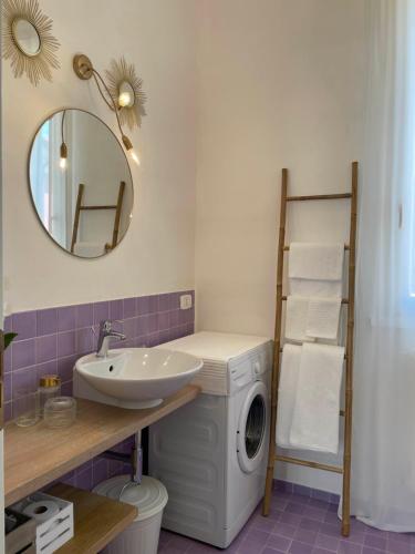 a bathroom with a washing machine and a sink at Casa Linda in Fano
