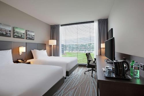 Postel nebo postele na pokoji v ubytování Hilton Garden Inn Zurich Limmattal
