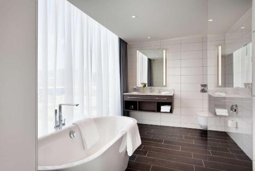 Koupelna v ubytování Hilton Garden Inn Zurich Limmattal