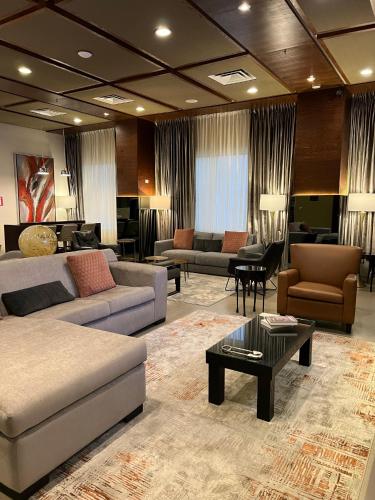a large living room with couches and a table at Best Western Plus Chihuahua Juventud in Chihuahua