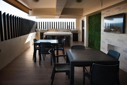 a restaurant with tables and chairs in a room at Best Western Plus Chihuahua Juventud in Chihuahua